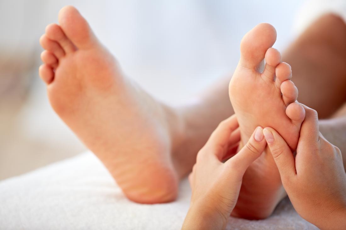 Kỹ thuật massage chân dùng ngón tay cái