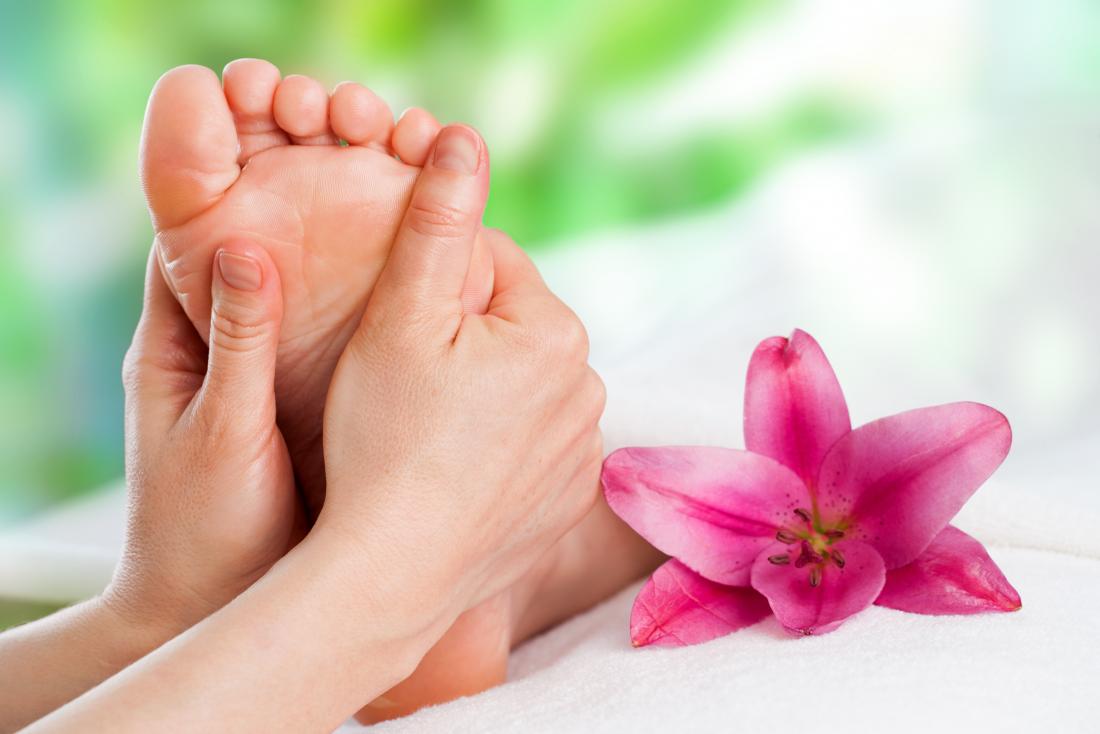 Kỹ thuật massage chân nắn bóp làm ấm